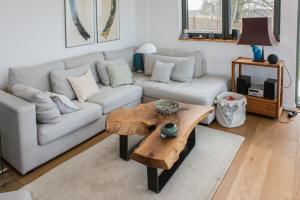 a living room with a couch and a coffee table at Pure Erholung im Designer Haus am Grimnitzsee in Althüttendorf