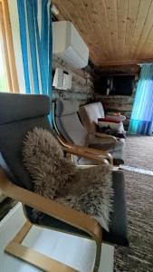 sala de estar con 2 sillas y sofá en In Love with Lapland Cabin en Ranua