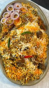 un plato grande de comida en una mesa en Mohal's House en Lahore