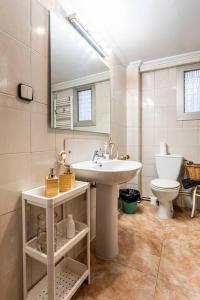 La salle de bains est pourvue d'un lavabo et de toilettes. dans l'établissement Precioso apartamento con terraza en Valencia, à Valence