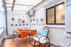 a small dining room with a table and chairs at Precioso apartamento con terraza en Valencia in Valencia