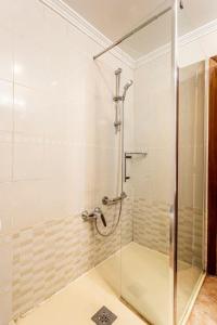 y baño con ducha y puerta de cristal. en Precioso apartamento con terraza en Valencia en Valencia