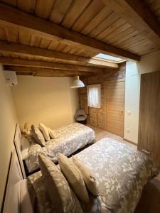 1 dormitorio con 2 camas en una habitación en Casa Rural Casa Isabel, en Hervás