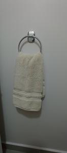 un toallero con toallas colgadas en la pared en Departamento Avenida Austral, en Puerto Montt