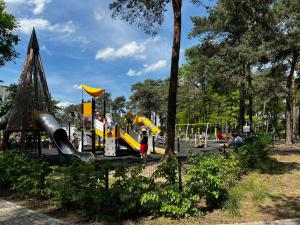 un parque con parque infantil con tobogán en Studio na MIARĘ, en Jarocin