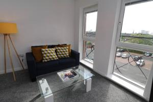 - un salon avec un canapé et une table en verre dans l'établissement 2 Bedroom Peaceful Penthouse - Private Parking, à Coventry
