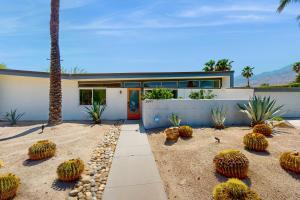 Uma casa com muitos cactos à frente. em The Palm and Citrus Permit# 2135 em Palm Springs