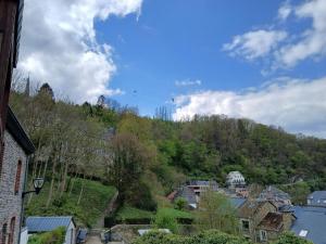 een stad op een heuvel met huizen en bomen bij L’Abri in La-Roche-en-Ardenne