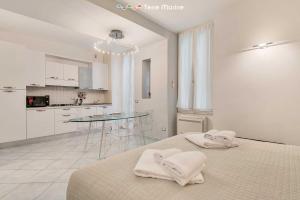 Biały pokój z łóżkiem i kuchnią w obiekcie Élite, Terre Marine w mieście La Spezia