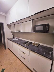 Η κουζίνα ή μικρή κουζίνα στο ZUCH Accommodation At Pafuri Self Catering - Comfort Apartment