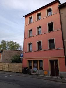 ein orangefarbenes Gebäude an der Straßenseite in der Unterkunft Noclegi Centrum in Jelenia Góra