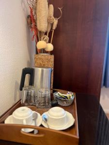 Příslušenství pro přípravu čaje a kávy v ubytování Central Hotel
