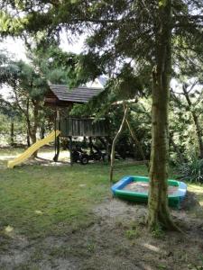 Zona de juegos infantil en Domek Wakacyjny Mały