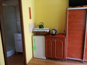 Una cocina o zona de cocina en Domek Wakacyjny Mały