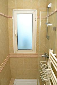 ein Bad mit einem Fenster und einer Dusche mit einem WC in der Unterkunft Superbe appartement a La Marsa in La Marsa