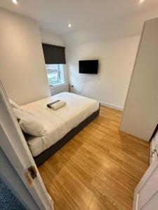 Voodi või voodid majutusasutuse 3 bed room flat in a 4 bedroom house Upper Tulse Hill, London, SW2 2RP toas