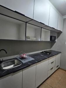 uma cozinha com um lavatório e uma bancada em ZUCH Accommodation At Pafuri Self Catering - Comfort Apartment em Polokwane