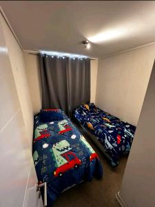 - 2 lits dans une petite chambre avec 2 lits dans l'établissement Tu Mejor Opción., à Santiago