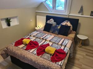 sypialnia z łóżkiem z kocami i poduszkami w obiekcie Tom Apartmans w Siófoku