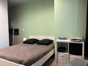 Schlafzimmer mit einem Bett und einem weißen Schreibtisch in der Unterkunft Immeuble La DOA proche CHU in Saint-Priest-en-Jarez