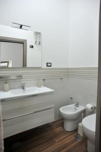 y baño con 2 lavabos, aseo y espejo. en In Center apartaments, en Salerno