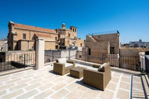A seating area at le CASINE di MARUGGIO 10