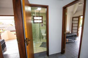 una puerta que conduce a un baño con aseo en Sobrado Dos Colibris, en Ubatuba 44 fotos más