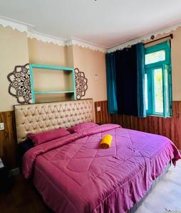 Кровать или кровати в номере Hostel 360 Degree Jibhi