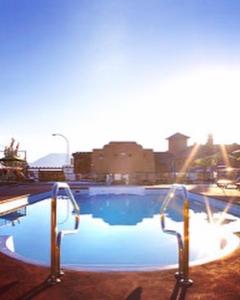 una piscina con acqua blu in città di Belle Vue Cottage - Kelowna, BC a Kelowna