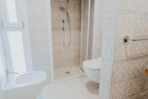 ein Badezimmer mit Dusche, Toilette und Waschbecken in der Unterkunft Casa tutti i frutti in Noci + 13 Fotos