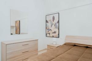 ein Schlafzimmer mit einem Bett und einem Spiegel in der Unterkunft Casa tutti i frutti in Noci