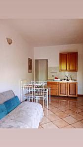 1 dormitorio con cocina con mesa y sillas en Casa di sotto, en Giratola