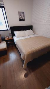 a bedroom with a large bed with a white bedspread at Hermoso y elegante monoambiente in Cochabamba