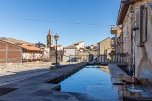 une rue avec piscine d'eau dans une ville dans l'établissement Casa Ai Cappuccini, à Randazzo