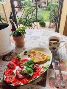 um prato de comida com tomates numa mesa em Садиба Урочище Луг em Vorokhta