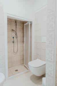 ein weißes Badezimmer mit Dusche und Toilette in der Unterkunft Casa tutti i frutti in Noci