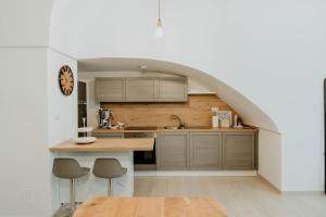 an open kitchen with a sink and a counter at Casa tutti i frutti in Noci