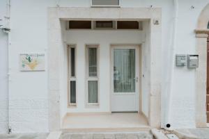 eine weiße Tür in einem weißen Gebäude in der Unterkunft Casa tutti i frutti in Noci