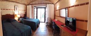 巴納哈契的住宿－Hotel San Buenaventura de Atitlán，客厅配有2张沙发和1台平面电视