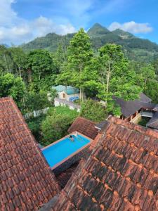 - une vue sur le toit d'une maison avec piscine dans l'établissement Huy Trung Homestay, à Bắc Hà