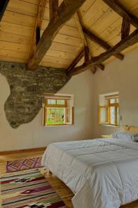 Postel nebo postele na pokoji v ubytování Guesthouse Vitoria - Mrizi i Zanave + 13 fotografií