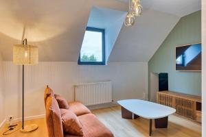 - un salon avec un canapé et une table dans l'établissement Yann : Détente et Confort près de Rouen, à Sotteville-lès-Rouen