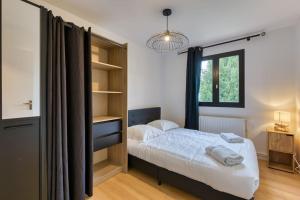- une chambre avec un lit et une fenêtre dans l'établissement Yann : Détente et Confort près de Rouen, à Sotteville-lès-Rouen