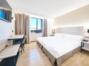 Postel nebo postele na pokoji v ubytování Hotel Albret