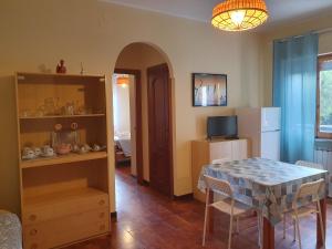 eine Küche mit einem Tisch und einem Esszimmer in der Unterkunft Temporary Home Silvi 3 in Silvi Marina