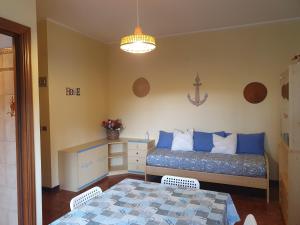 Schlafzimmer mit einem Bett, einem Tisch und Stühlen in der Unterkunft Temporary Home Silvi 3 in Silvi Marina