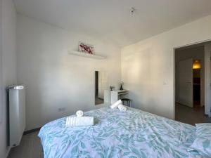 1 dormitorio con 1 cama azul y 2 almohadas en La Casa Metzervisse, en Thionville