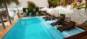 una piscina con sillas y una hamaca en Villa Nefeli Prive, en Ksamil