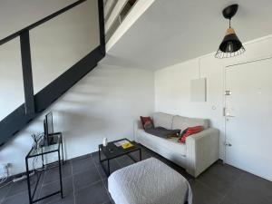 - un salon avec un canapé et une table dans l'établissement Appartement 40m2 - Bord de mer, à Frontignan