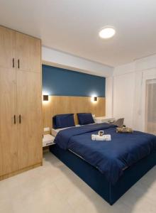 1 dormitorio con 1 cama grande con sábanas azules en Sunrise Haven Suite en Xanthi